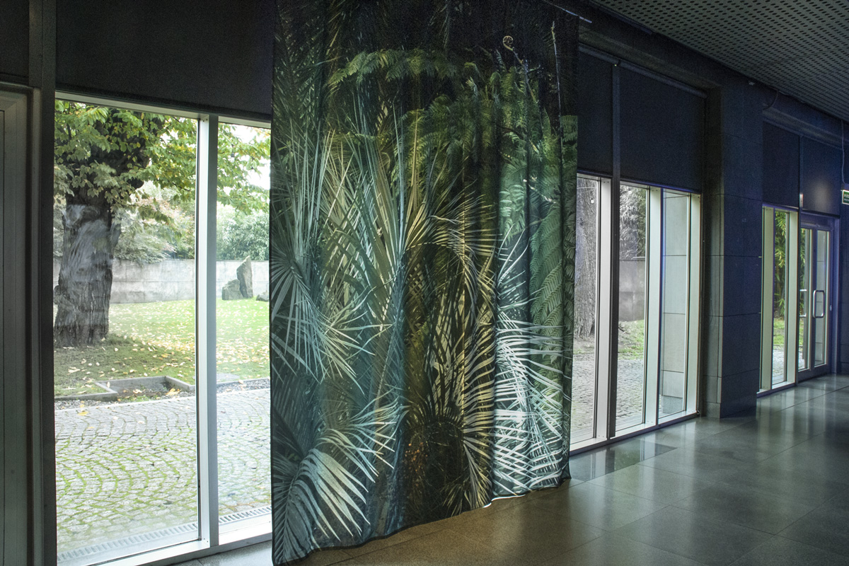 2022-abstrakttropik-curtain-10